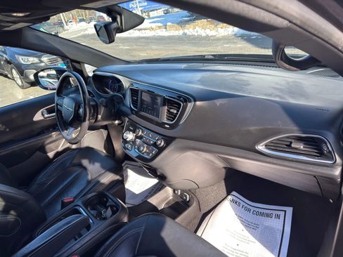 Used 2019 Chrysler Pacifica Touring-L w/ S Appearance Package image 24