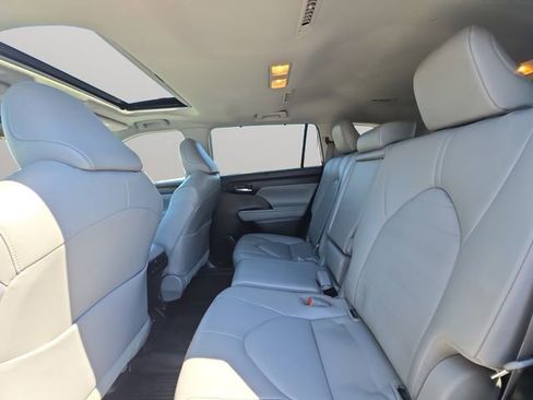 Used 2023 Toyota Highlander XLE FWD image 12