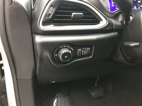 Used 2026 Chrysler Pacifica Select FWD image 9