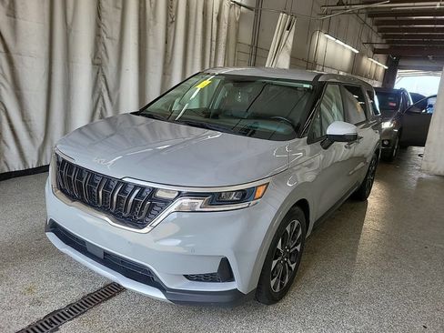 Used 2023 Kia Carnival EX FWD image 16