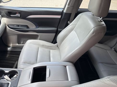 Used 2017 Toyota Highlander XLE w/ Protection Package #3 AWD/4WD image 16