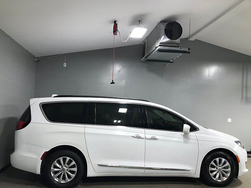 Used 2017 Chrysler Pacifica Touring-L FWD image 2