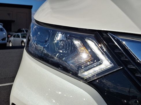 Used 2022 Nissan Rogue Sport SV image 9