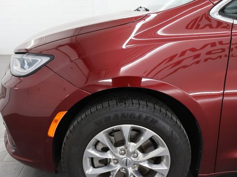 Used 2023 Chrysler Pacifica Touring-L AWD/4WD image 37