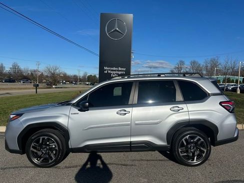 Used 2025 Subaru Forester Premium image 2