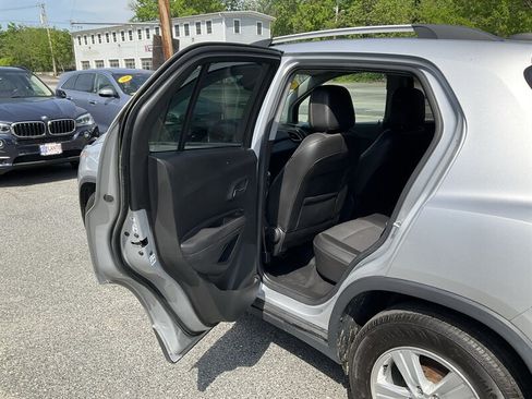 Used 2019 Chevrolet Trax LT w/ LT Convenience Package FWD image 14