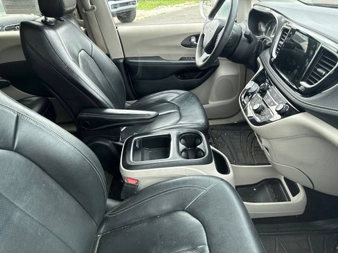 Used 2022 Chrysler Pacifica Touring-L FWD image 33