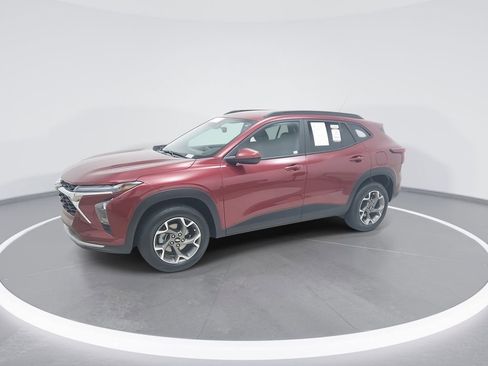 Used 2025 Chevrolet Trax LT w/ LT Convenience Package image 4