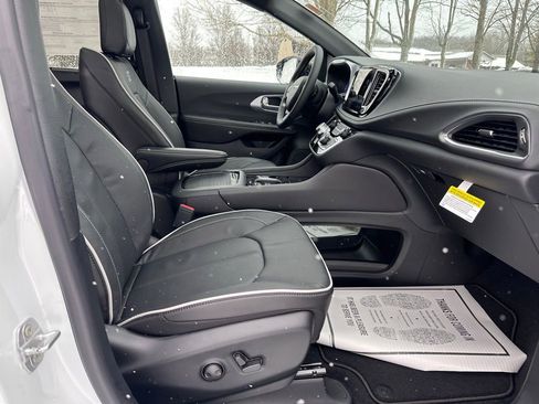 New 2026 Chrysler Pacifica Limited w/ S Appearance Package image 33