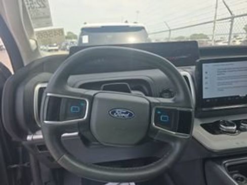Used 2025 Ford Expedition Active RWD image 11