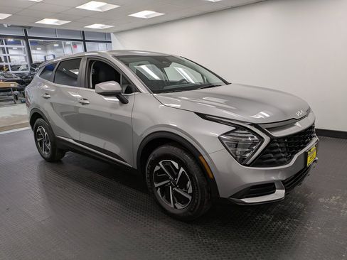 Used 2025 Kia Sportage LX image 3