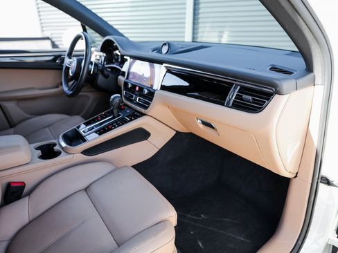 Certified 2022 Porsche Macan S image 29