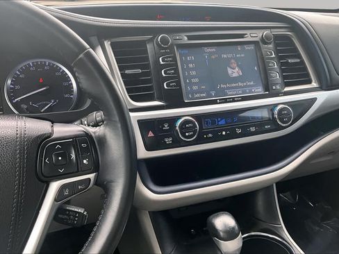 Used 2018 Toyota Highlander XLE AWD/4WD image 6