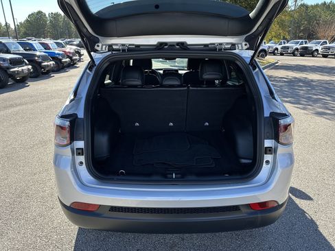 Used 2025 Jeep Compass Latitude image 18