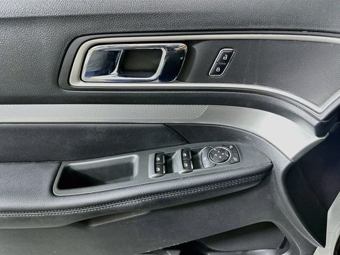 Used 2016 Ford Explorer XLT w/ Equipment Group 202A FWD image 15