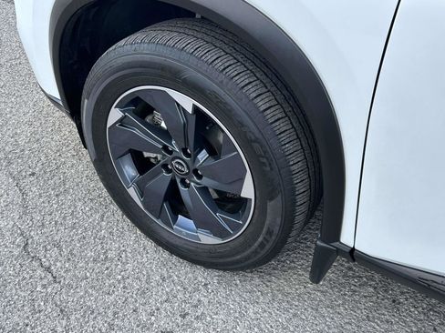 Used 2024 Nissan Rogue SV w/ SV Premium Package image 9