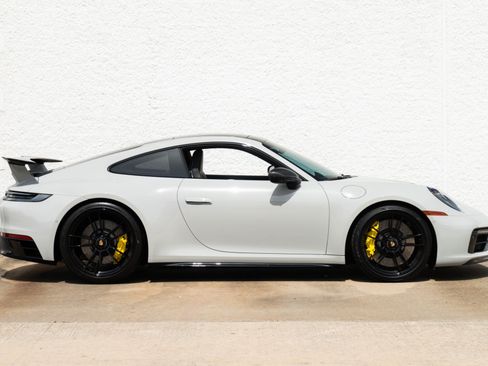 Used 2022 Porsche 911 Carrera GTS RWD image 3