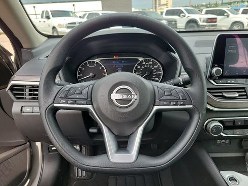 Used 2025 Nissan Altima 2.5 SV FWD image 19