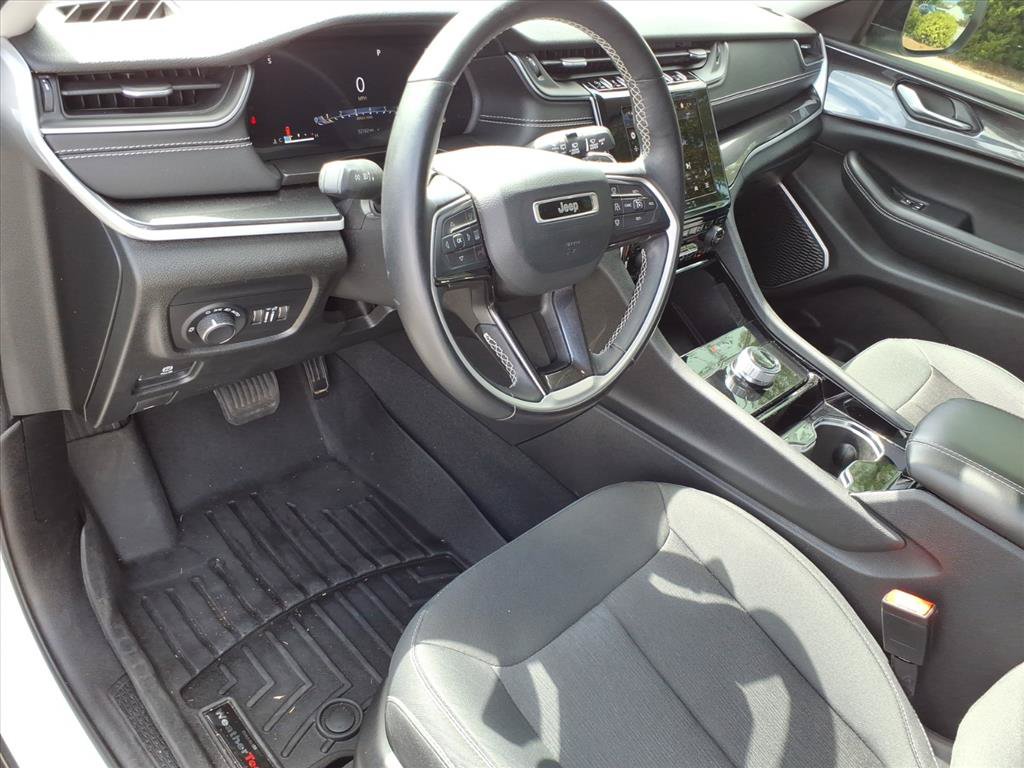 Used 2022 Jeep Grand Cherokee Laredo w/ Luxury Tech Group I RWD image 6