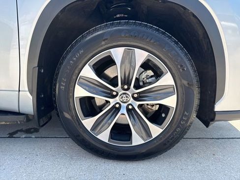 Used 2022 Toyota Highlander XLE image 10