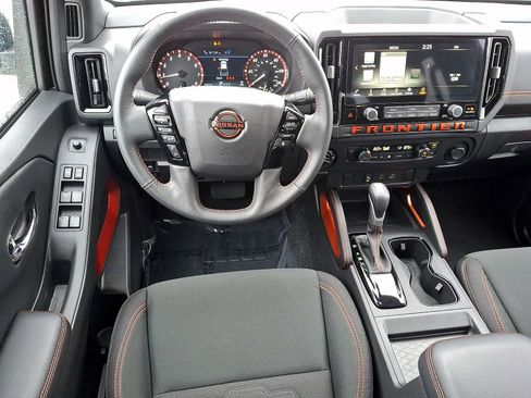 Used 2025 Nissan Frontier PRO-4X image 11