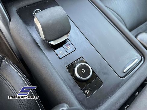 Used 2024 Land Rover Discovery S image 33