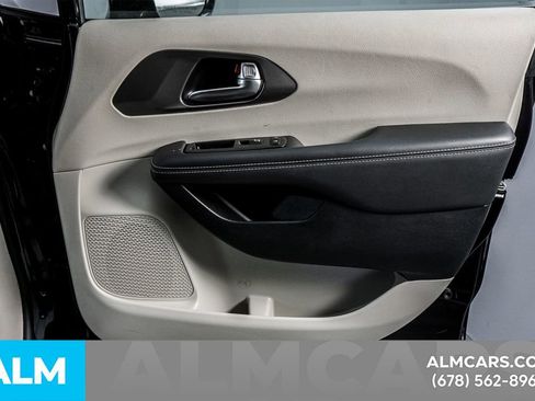 Used 2024 Chrysler Pacifica Touring-L image 42