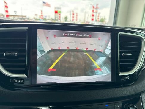 Used 2025 Chrysler Pacifica Select FWD image 32