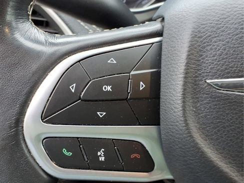 Used 2021 Chrysler Pacifica Touring-L FWD image 23
