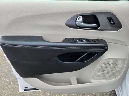 Used 2023 Chrysler Pacifica Touring-L FWD image 24