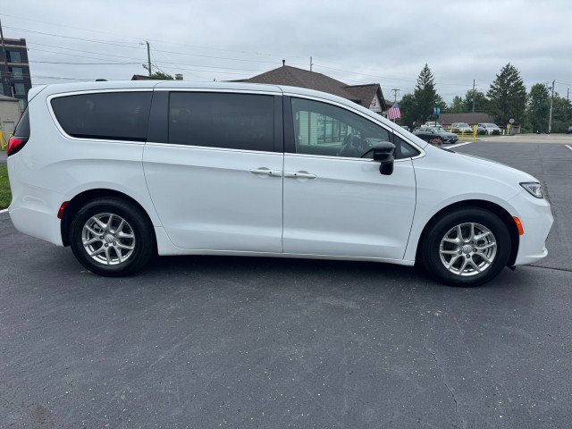 Used 2026 Chrysler Pacifica Select FWD image 4