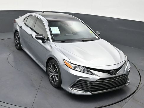 Used 2022 Toyota Camry XLE w/ Navigation Package image 19