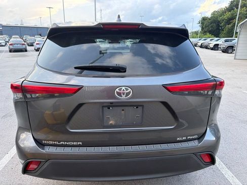 Used 2022 Toyota Highlander XLE AWD/4WD image 6