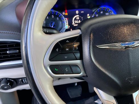 Used 2019 Chrysler Pacifica Limited image 24