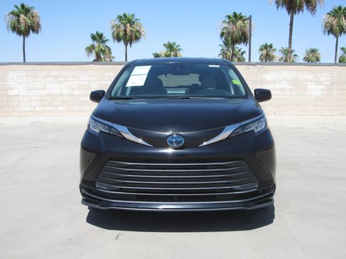 Used 2023 Toyota Sienna LE FWD image 3