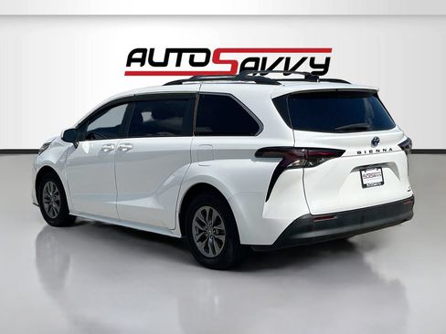 Used 2023 Toyota Sienna LE FWD image 5