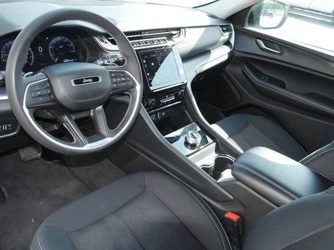 Used 2023 Jeep Grand Cherokee Laredo AWD/4WD image 13