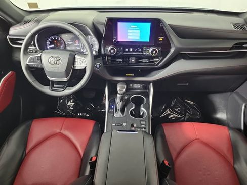 Used 2023 Toyota Highlander XSE FWD image 16