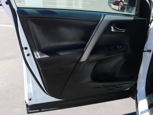 Used 2018 Toyota RAV4 XLE FWD image 10