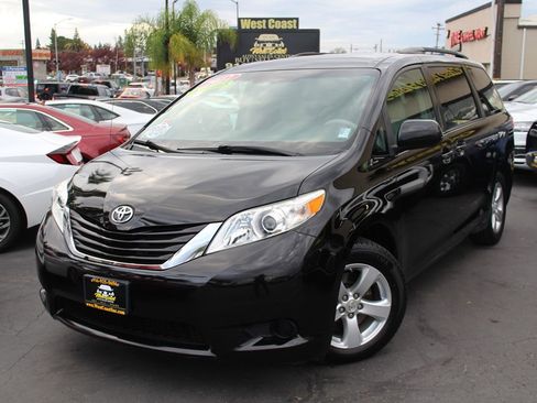 Used 2012 Toyota Sienna LE image 2