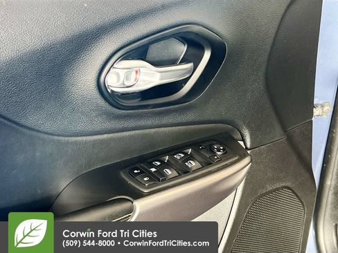 Used 2021 Jeep Cherokee Latitude Lux w/ Comfort/Convenience Group AWD/4WD image 12
