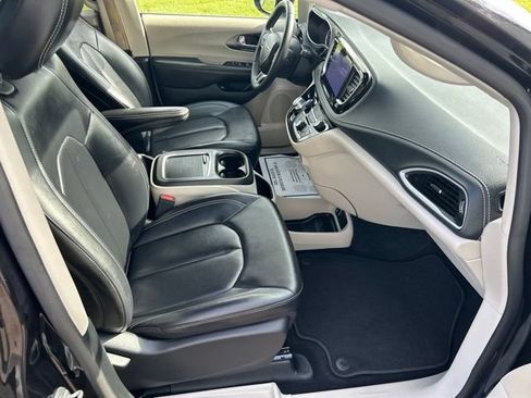 Used 2024 Chrysler Pacifica Limited FWD image 52