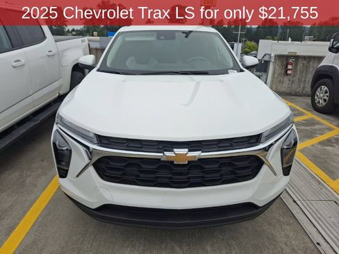 Used 2025 Chevrolet Trax LS w/ LS Convenience Package FWD image 3