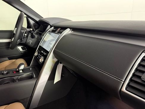 Certified 2025 Land Rover Discovery Dynamic SE image 33