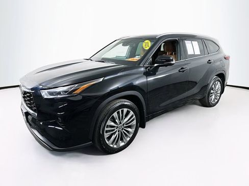 Used 2025 Toyota Highlander Platinum image 4