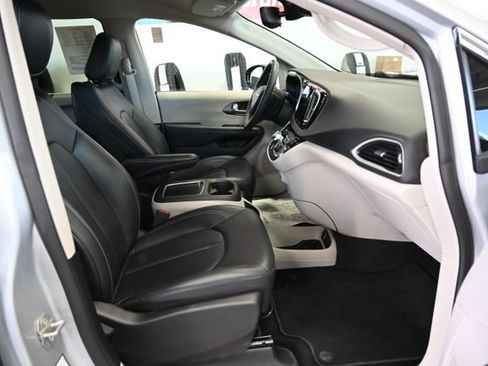 Used 2024 Chrysler Pacifica Touring-L FWD image 11