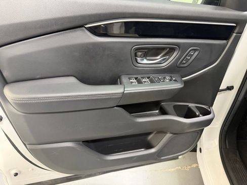 Used 2025 Honda Pilot EX-L image 10