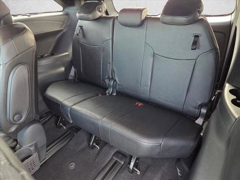 Used 2025 Toyota Sienna Platinum image 21
