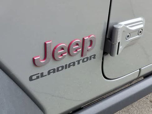Used 2021 Jeep Gladiator Rubicon w/ Cold Weather Group AWD/4WD image 12