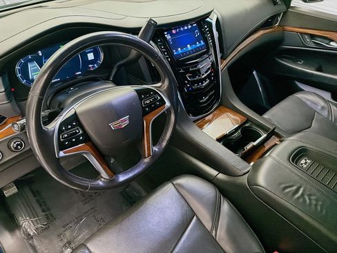Used 2018 Cadillac Escalade Luxury AWD/4WD image 7